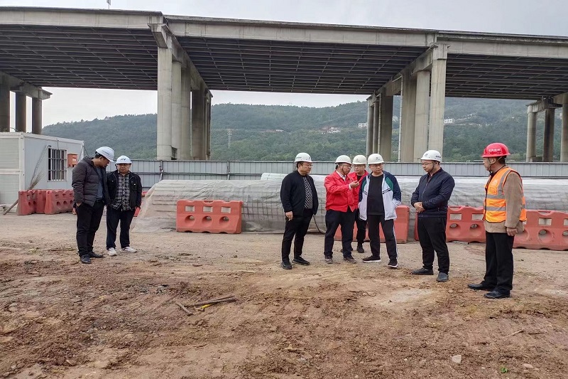交投集團(tuán)黨委副書記、總經(jīng)理牟春華檢查督導(dǎo)二專線北出口改建項(xiàng)目工作