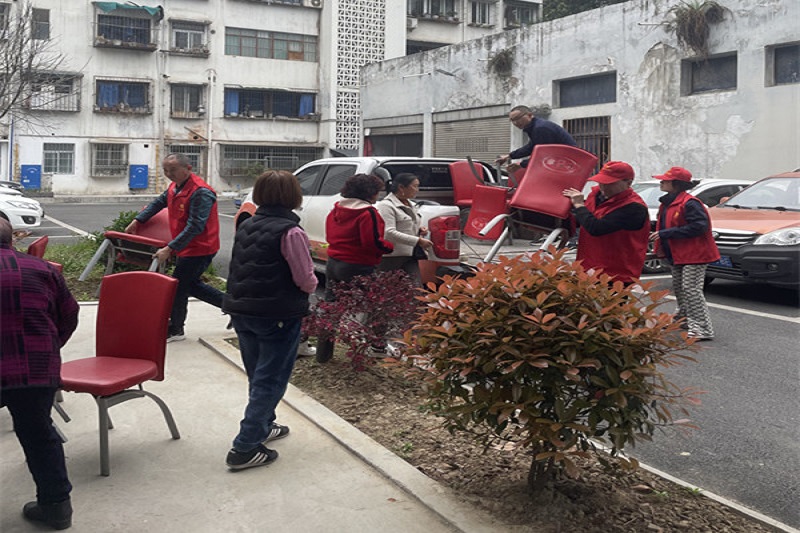 我為群眾辦實事||黨建引領(lǐng)送溫暖，愛心座椅進(jìn)社區(qū)